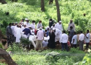 दिलीप कुमार मुंबई के सांताक्रूज कब्रिस्तान में सुपुर्दे खाक