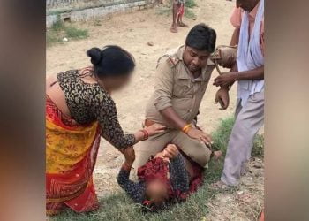 महिला के ऊपर बैठे दरोगा का वीडियो हुआ वायरल