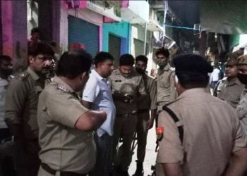 यूपी संघ कार्यकर्ता को थप्पड़ मारने वाले निलंबित दारोगा की भरे बाजार में पिटाई