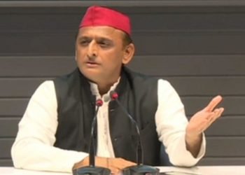 हमारे फ़ोन टैप किए जा रहे हैं, अखिलेश का सनसनीखेज़ दावा