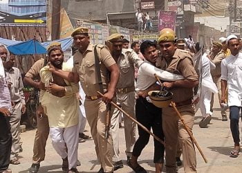 देवबंद में युवकों का प्रदर्शन, कई नौजवान गिरफ्तार