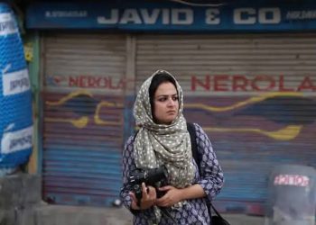 पुलित्जर अवॉर्ड विजेता कश्मीर की फोटोजर्नलिस्ट सना मट्टू को फ्रांस जाने से रोका गया, पुलिस ने यह बताया कारण