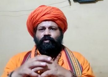 काली विवाद पर महंत राजू दास की लीना को धमकी, क्या सर तन से जुदा करवाना चाहती हो?