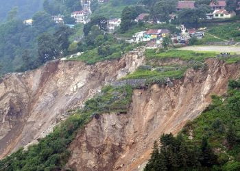 खबरदार! धंस रहा है नैनीताल, तीन तरफ से पहाड़ियां दरकने की खबर, धरती में समा जाएगा शहर, अगर .…..!