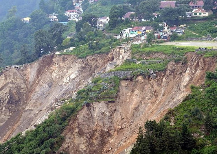 खबरदार! धंस रहा है नैनीताल, तीन तरफ से पहाड़ियां दरकने की खबर, धरती में समा जाएगा शहर, अगर .…..!