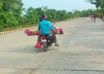 शर्मनाक: अस्पताल में न इलाज, न शव वाहन; बाइक पर मां की लाश ढोकर 80KM ले गए बेटे