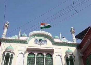 दारुल उलूम देवबंद पर भी फहराया गया तिरंगा