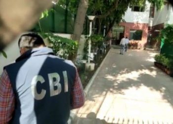 शराब पॉलिसी: सिसोदिया के घर पहुंची सीबीआई, 7 राज्यों में 21 ठिकानों पर छापे