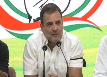 “गरीबों को मुफ्त राशन के लिए तिरंगा खरीदने पर मजबूर करना शर्मनाक…”: राहुल गांधी