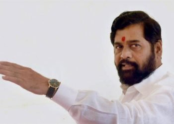 शिंदे की सरकार खतरे में, बागी नाराज, घर वापसी का इशारा