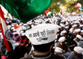 57 ब्यूरोक्रेट्स ने कहा, चुनाव आयोग ‘आप’ की मान्यता खत्म करें