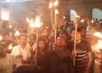 इलाहाबाद यूनिवर्सिटी में फीस वृद्धि के खिलाफ आंदोलित छात्रों पर एफआईआर