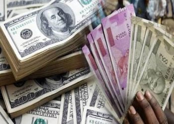 रुपये में दर्ज की गई रिकॉर्ड गिरावट, डॉलर के मुकाबले 83 से नीचे फिसला रुपया