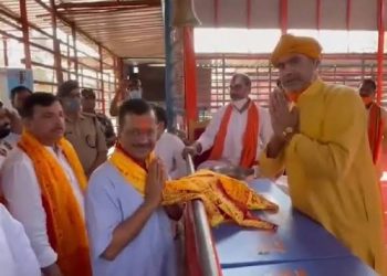 सीएम केजरीवाल बोले- देश की आर्थ‍िक बेहतरी के ल‍िए ईश्‍वर का अशीर्वाद भी जरूरी, नोटों पर लगाएं लक्ष्‍मी-गणेश की फोटो