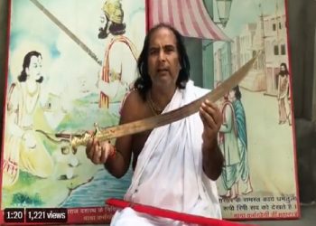 सोशल मीडिया पर लाइसेंसी तलवारें बेच रहा हिंदू सेना का नेता !