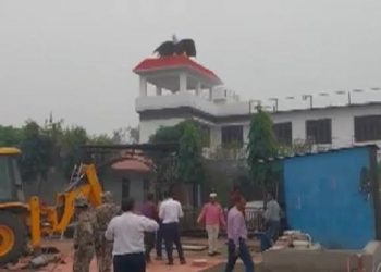 यूपी: एआईएमआईएम नेता के आलीशान होटल पर चला बुलडोजर, मलबे में तब्दील