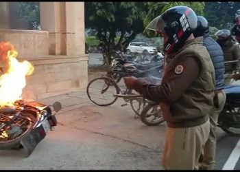 हिंसा की आग में जल उठे इलाहाबाद यूनिवर्सिटी, पथराव, आगजनी, फायरिंग