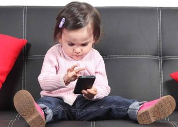 बच्चों में मोबाइल की खतरनाक लत कैसे छुड़ाएं, यह उठाएं कदम