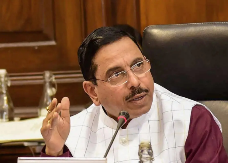 धर्मेंद्र प्रधान के इस्तीफे के बाद केंद्रीय मंत्री प्रह्लाद जोशी को शिक्षा मंत्रालय का अतिरिक्त प्रभार सौंपा गया।