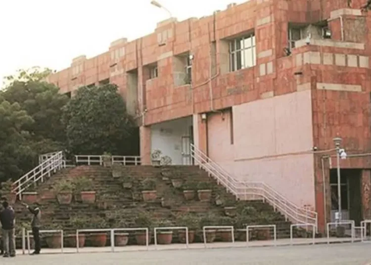 JNU में प्रोफेसर पर यौन उत्पीड़न के गंभीर आरोप, 11 छात्राओं की शिकायत से मचा हड़कंप